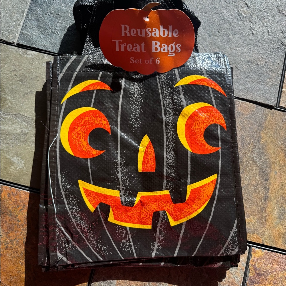 KIDS Trick or Treat Bags! 🎃👻💀
24 SMALL Halloween Totes  
Eco Friendly Reuse NEW